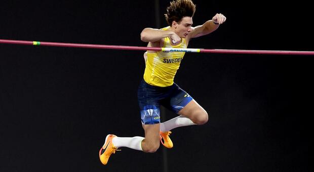 epa11197425 Armand Duplantis of Sweden competes in the Men's Pole Vault final at the World Athletics Indoor Championships in Glasgow, Britain, 03 March 2024. EPA/ADAM VAUGHAN