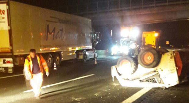 Schianto nella notte sull'Autostrada del sole: muore camionista napoletano