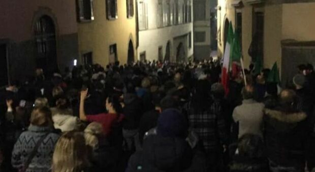 Manifestanti anti-zona rossa sotto casa di Giorgio Gori a Bergamo: solidarietà dal mondo politico