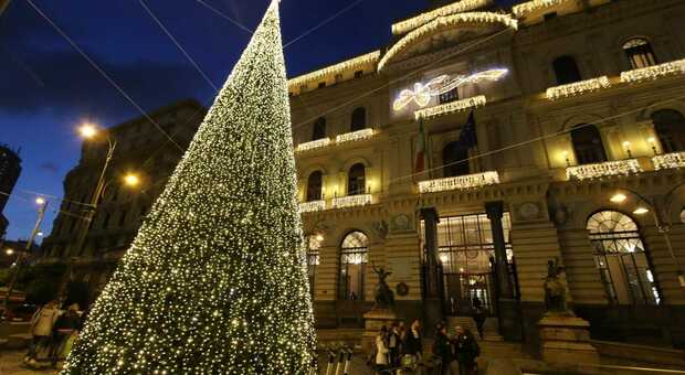 Natale a Napoli, accese le luci: la città si illumina dal centro alle periferie