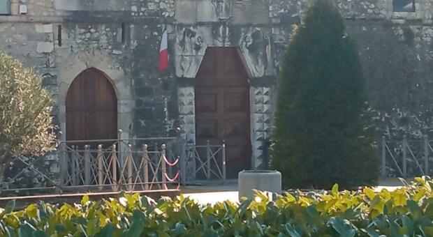 Il portale del 1565 del castello Orsini