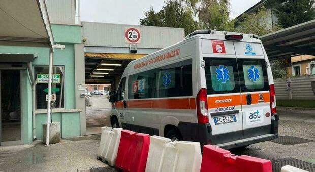 Operatori sanitari presi a sassate, la dura condanna della direttrice Ast Natalini: «Gesti assurdi su chi fa del bene»