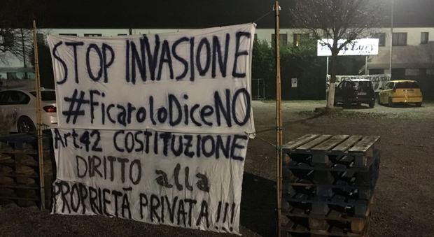 Le "barricate" fatte con cartelli e bancali davanti all'hotel Lory di Ficarolo