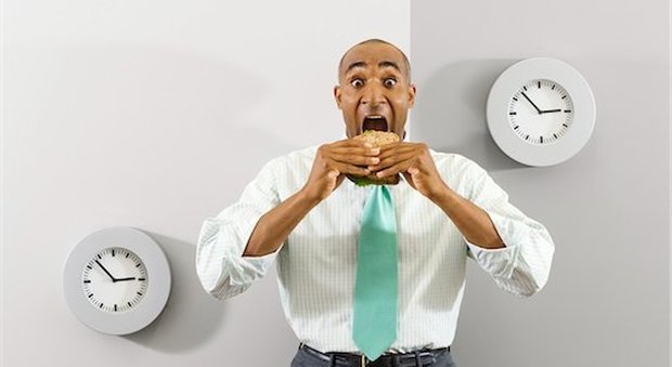 Gli uomini che mangiano da soli più a rischio di obesità