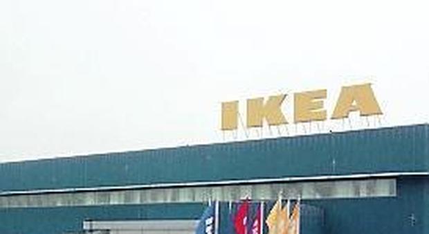 Ikea licenzia i dieci dipendenti che si facevano i maxi sconti