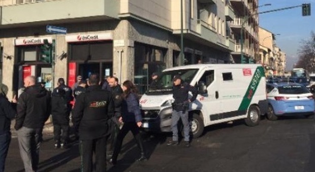 Assalto al portavalori ad Aversa: con i fucili tra la gente davanti alla banca
