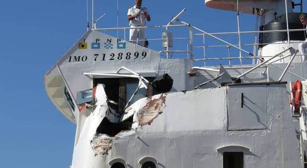 Napoli, paura sulla Costa Serena: collisione al Molo Beverello con una nave serbatoio
