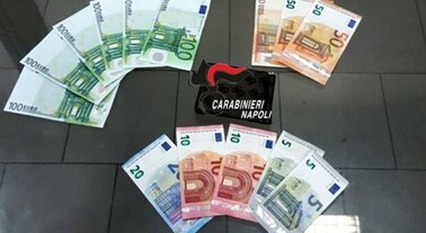 Napoli, va in un albergo di Melito con soldi falsi e pistola: arrestato 22enne