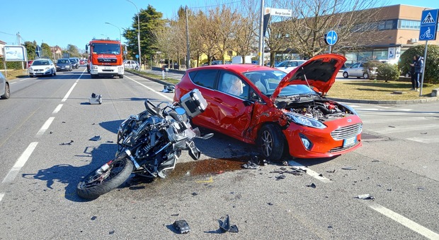 Auto e moto coinvolte nell'incidente.