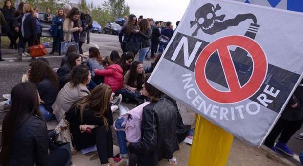 Acerra, la protesta blocca l'inceneritore e la polizia sgombera i manifestanti Studente minaccia di darsi fuoco