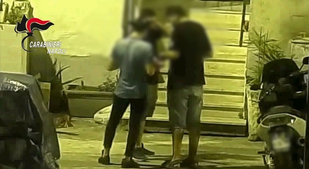 Un frame dai video registrati dai carabinieri per documentare il traffico di droga