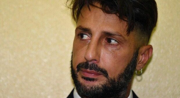 «Fabrizio Corona ricattò una sua ex con un video hard»: chiesto il rinvio a giudizio per l'ex re dei paparazzi