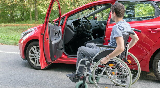Un disabile si prepara alla guida
