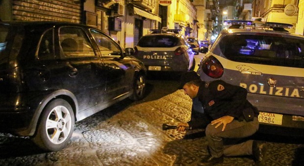 Giallo a Napoli, in un appartamento il cadavere di un extracomunitario: ucciso con un colpo di pistola