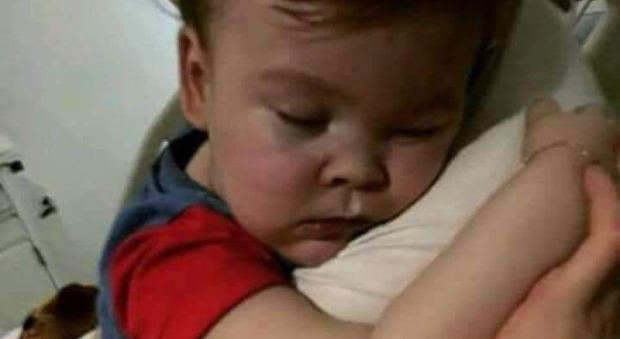 «Alfie respira da solo»: i genitori pubblicano foto su Instagram dopo il distacco dei macchinari