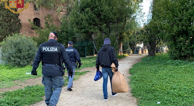 Colle Oppio, blitz della polizia: negli ultimi due mesi arrestate 25 persone
