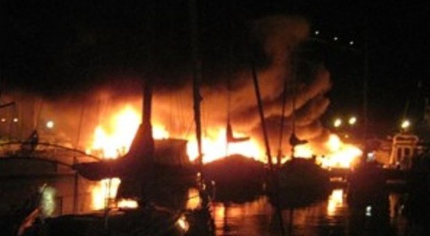 Fiumicino, incendio al rimessaggio delle barche: bruciati sette yacht