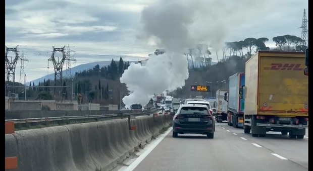 Suv in fiamme, Perugia bloccata per ore. E da oggi nuovi cantieri in E45 e sul Raccordo