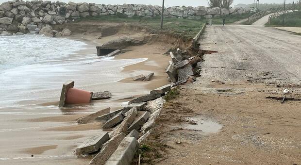 Mareggiata nella zona nord di Porto Recanati, numerosi cordoli abbattuti