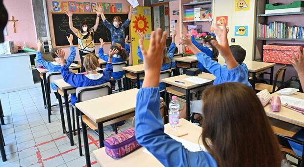 Covid in Campania, a scuola è allarme positivi: senza prof e bidelli le aule restano chiuse