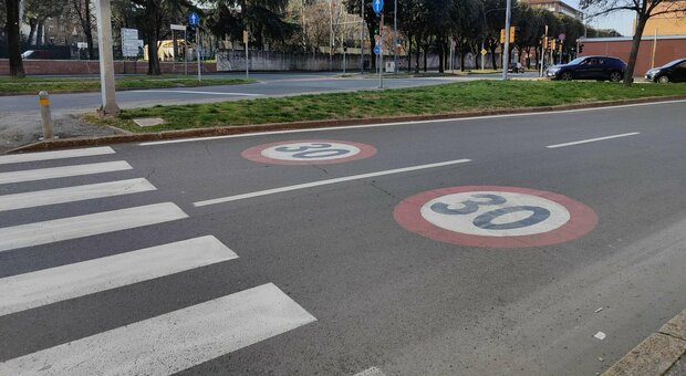 Bologna, limite di 30 km/h in città: in un mese il 16% di incidenti in meno, calano gli scontri gravi e con pedoni (-25%)