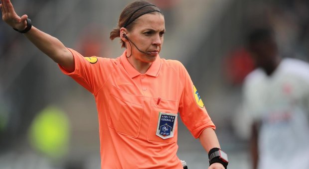 Francia, prima volta di un arbitro donna in Ligue1: prova superata e 4 gialli