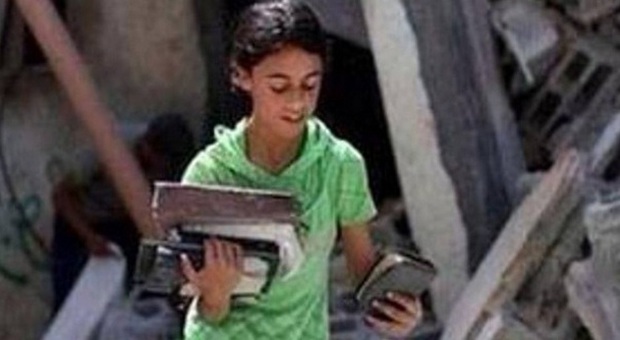 Gaza, la bambina che torna tra le macerie e salva i libri: le foto fanno il giro del web