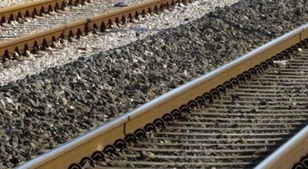Reggio Emilia, 60enne attende ​il treno e si suicida sui binari