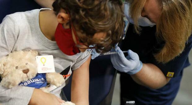 Vaccini per i bambini, Roma attrezza 50 hub speciali con i clown e i disegni da attaccare alle pareti