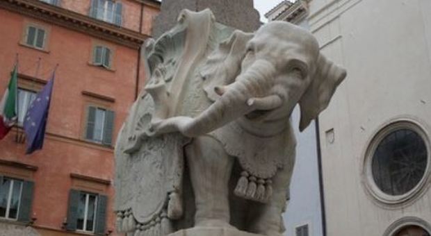 Roma, sfregiato l'elefante del Bernini in piazza della Minerva: rotta una zanna