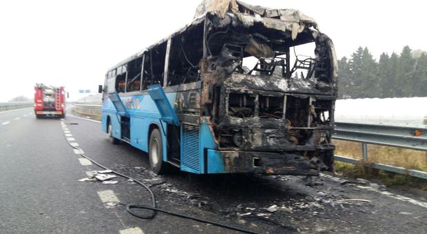Incendio distrugge autobus di studenti in Basilicata: tutti illesi