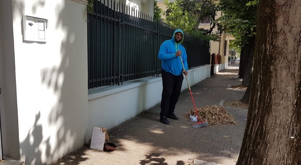 Pesaro, Destiny, il nigeriano che pulisce i marciapiedi: «Non voglio mendicare»