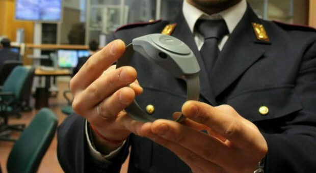 Covid, decreto: braccialetto elettronico per evitare il carcere a chi è stato condannato a meno di 18 mesi