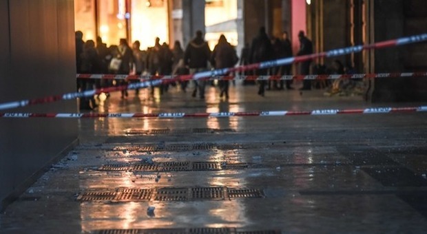 Paura in Duomo: si rompe vetro della cupola, allarme esplosione in Galleria