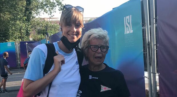 Federica Pellegrini a Napoli, abbraccio con la campionessa master Nora Liello
