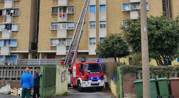 Milano, scoppia un incendio al quarto piano di un condominio: soccorso bimbo di 7 mesi
