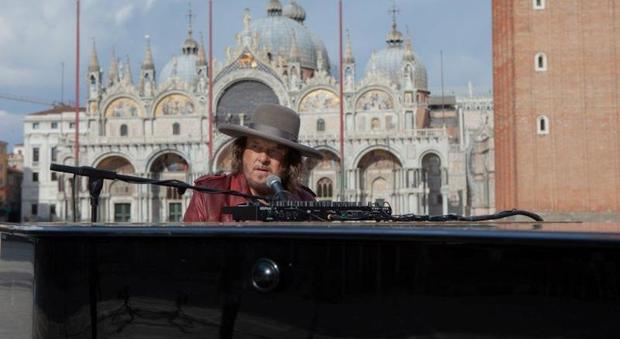 Zucchero suona in una Piazza San Marco deserta: messaggio di speranza e l'inedito «Amore Adesso!»