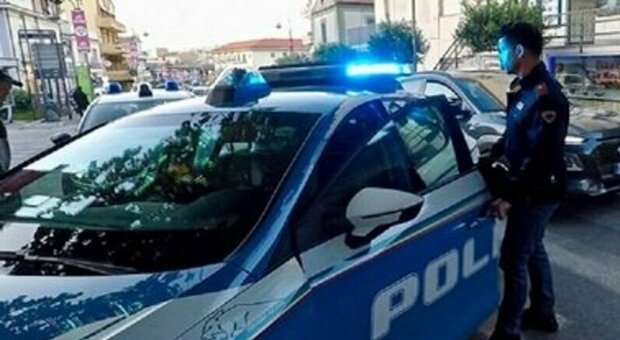 Napoli, 31enne tunisino denunciato per aggressione ad un'auto e poliziotti