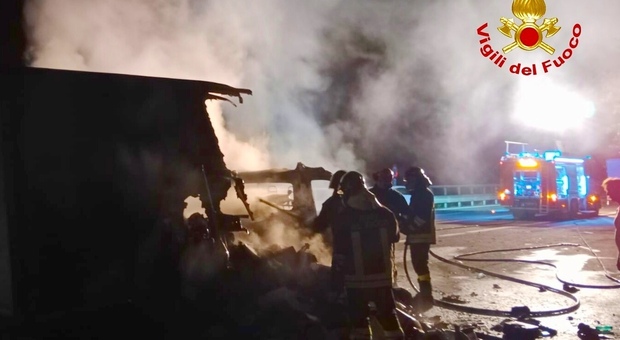 Incendio sull'A16 Napoli-Canosa, distrutto furgone carico di biancheria
