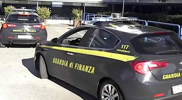 Troppe auto nel park del ristorante sulla Romea, blitz degli agenti: trovati e multati 7 clienti, locale chiuso per 5 giorni