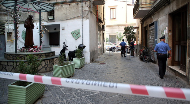 Napoli choc: ucciso con venti colpi di pistola nei vicoli tra la folla del sabato pomeriggio