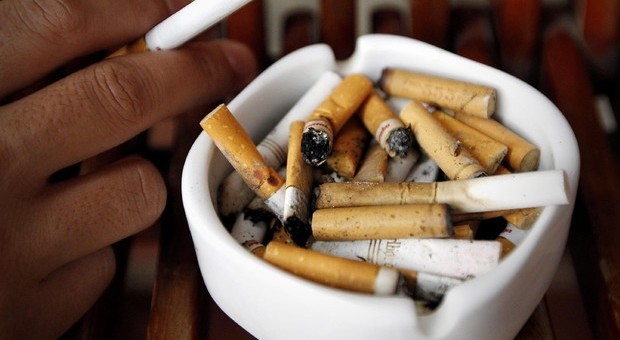 Le sigarette creano problemi con il partner per il 90% dei non fumatori