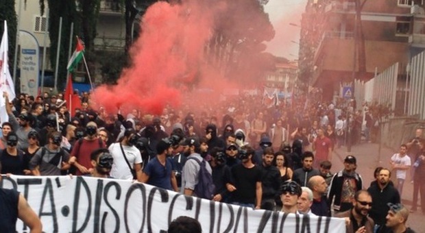 Napoli, corteo anti Bce| Foto e video della giornata