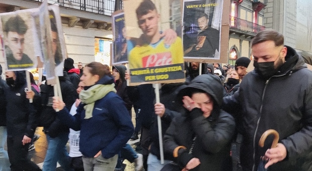 Zerocalcare al corteo per Ugo Russo a Napoli: «È una battaglia per la nostra democrazia»