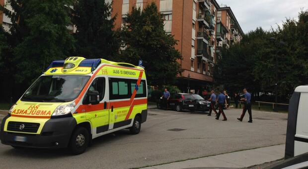 Carabinieri e un’ambulanza in piazza Cortina