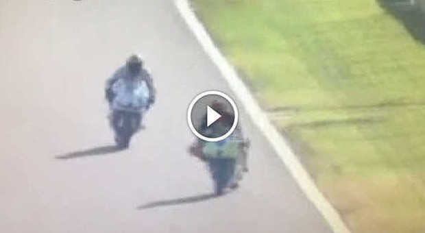 ​Ruota si blocca con la moto in corsa: incredibile incidente in gara| Video