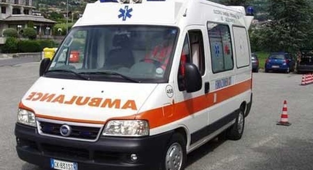 Roma, scontro tra auto e due scooter sulla Colombo: tre feriti, anche donna incinta