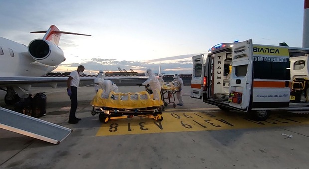 Ambulanze di un'azienda di Latina per pazienti Covid trasferiti dall'aeroporto di Fiumicino allo Spallanzani