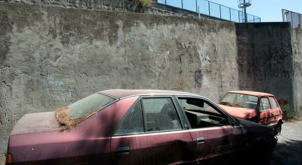 Napoli, 58 vetture abbandonate rimosse dai carabinieri: tutte senza assicurazione