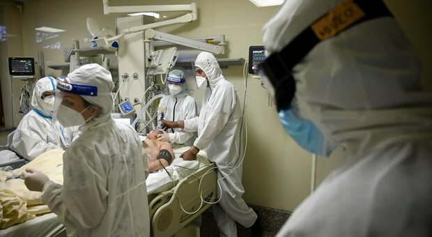 Covid, paziente trovato morto sul pavimento d'ospedale: accuse ai medici che lo avevano dimenticato